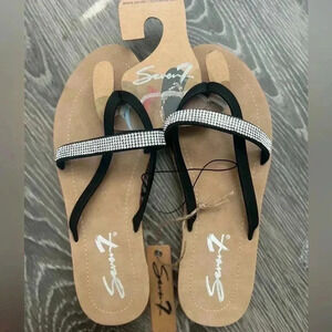 Women’s Black Thong Sandals. NWT. Size 9